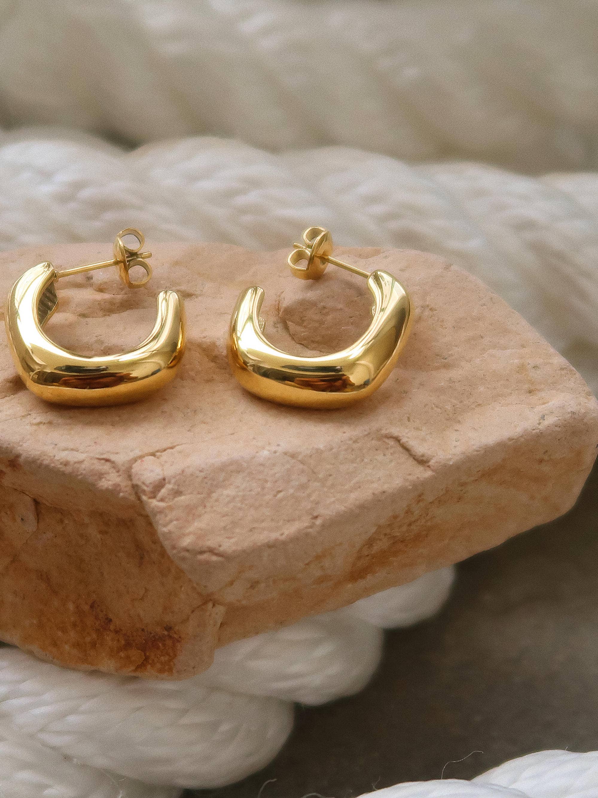 18k gold-plated puffy hoop earrings on stones