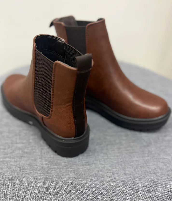 Brown Ankle Boots with Textured Leather and Sturdy Sole Italian Sturdy Brown Vintage Ankle Boots Leather Suede Lace  main image 2