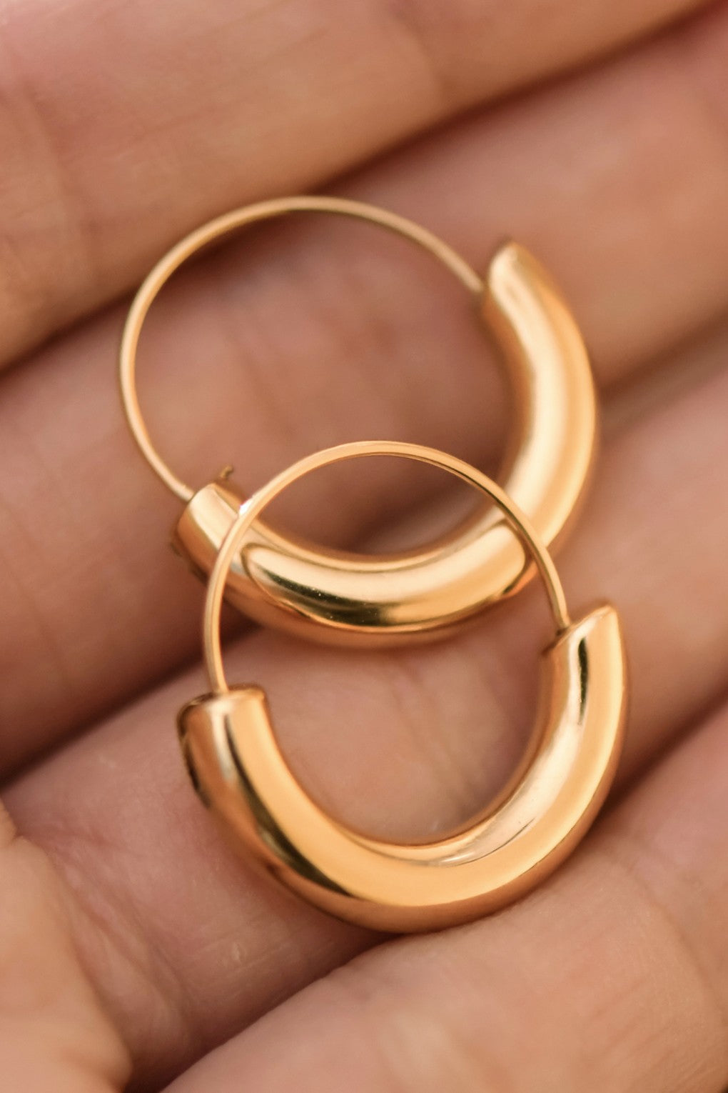 18k gold-plated stainless steel chunky hoop earrings on a hand