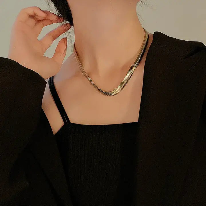 Woman wearing 18K Gold-Plated Non-Tarnish Mesh Link Necklace